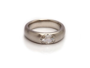 Platinring mit Brillant